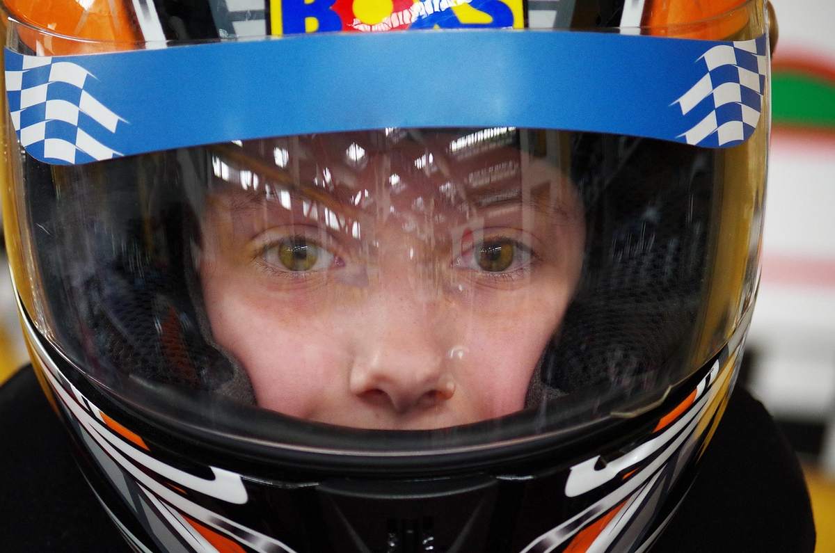Un jeune conducteur porte un casque avec visière transparente