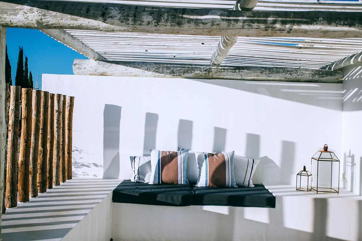 Mobil-home avec terrasse : pourquoi l'ombre compte plus que la clim en juillet